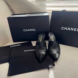 CHANEL Black Leather Pointed Toe heels